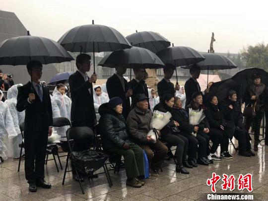 10日晨，南京大屠殺死難者家庭祭告活動在侵華日軍南京大屠殺遇難同胞紀(jì)念館舉行?！≈鞎苑f 攝