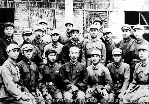 李云鵬犧牲后，其父親李夢(mèng)祥(前排中間者)與“劉老莊”連指戰(zhàn)員合影