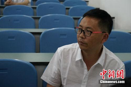什邡市七一中學教師伍昌杰在接受記者采訪。中新網記者 宋宇晟 攝