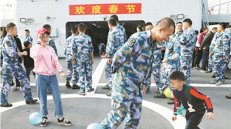 揣著溫情出征！南部戰(zhàn)區(qū)海軍某船提前過年，軍屬上船話團圓
