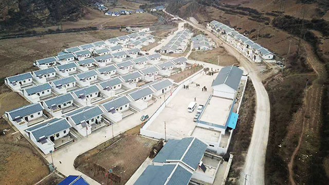 新春走軍營丨半山腰掃視涼山打古洛村，舊屋新居對比明顯