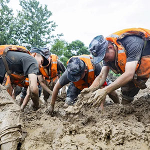 第71集團軍“太行勁旅”300余名官兵風雨中逆行