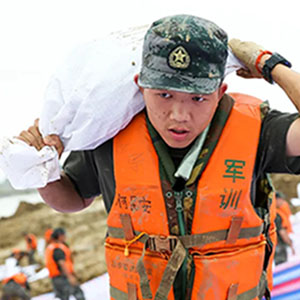 必須頂?shù)蒙?！?1集團軍某旅300余名官兵冒雨奮戰(zhàn)一線