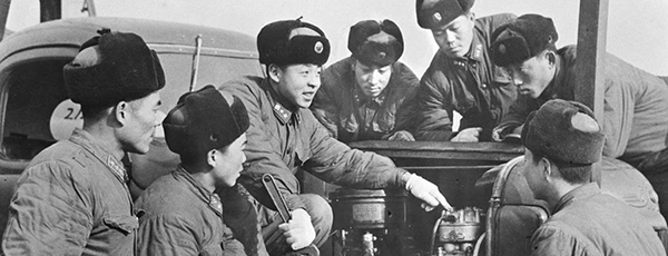 【百個瞬間說百年】1963，“向雷鋒同志學(xué)習(xí)”