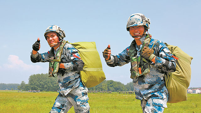 傘花綻放！空降兵某旅組織春季入伍新兵首次進行跳傘訓(xùn)練