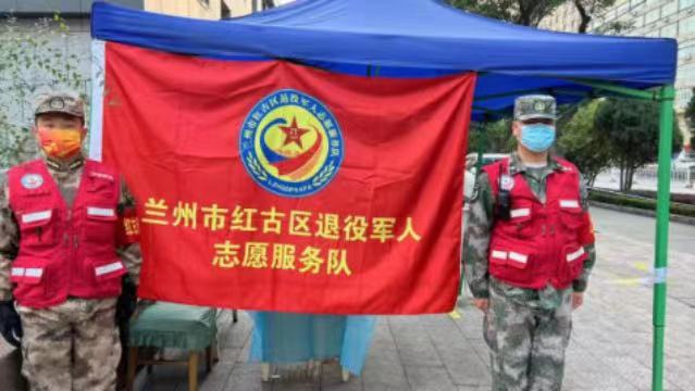 轉(zhuǎn)換戰(zhàn)場(chǎng)投入新戰(zhàn)“疫”，脫下軍裝還是“排頭兵”！