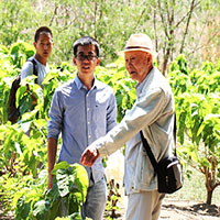 88歲深入天山采集，90歲堅(jiān)持在研究一線，他是“高擎火把的引路人”