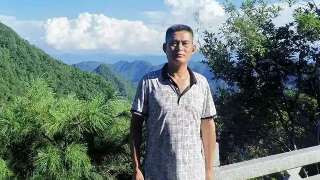 平凡崗位上發(fā)出耀眼的光！同事戰(zhàn)友追憶梅華明淚滿巾
