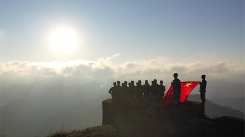 空軍官兵致敬偉大祖國：守衛(wèi)歲月安好，捍衛(wèi)每寸山河