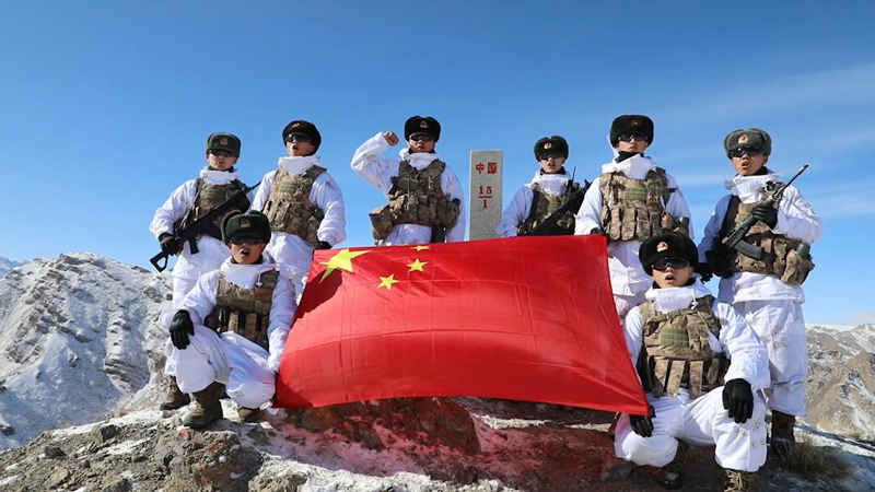 新春走軍營丨中吉15號界碑前，新兵接過鋼槍！
