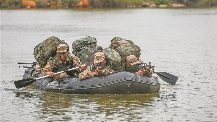 解放軍報記者走進(jìn)訓(xùn)練場體驗(yàn)偵察尖兵的“艱難一日”