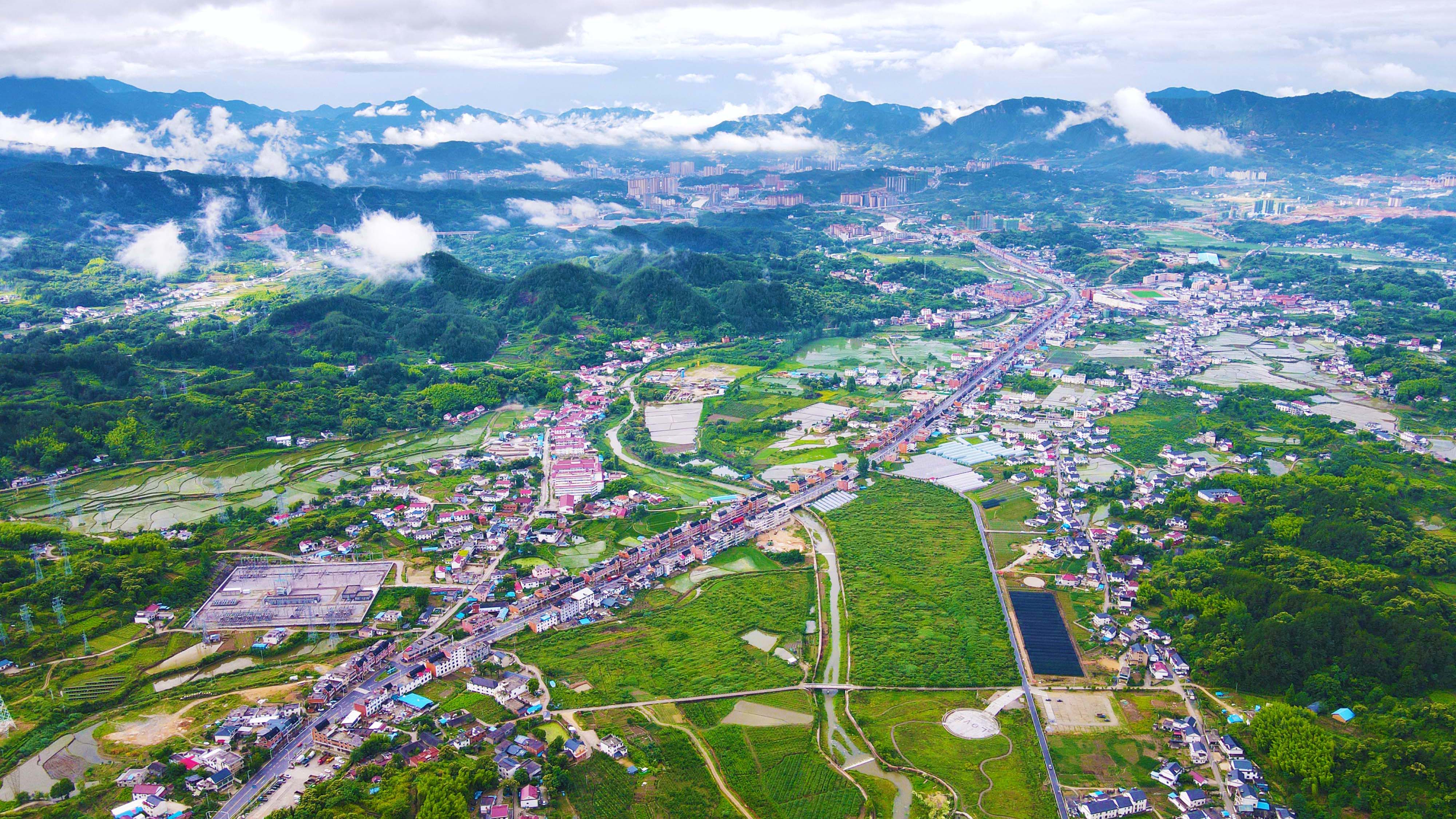 航拍安徽岳西：芒種時節(jié)，阡陌縱橫田園繽紛