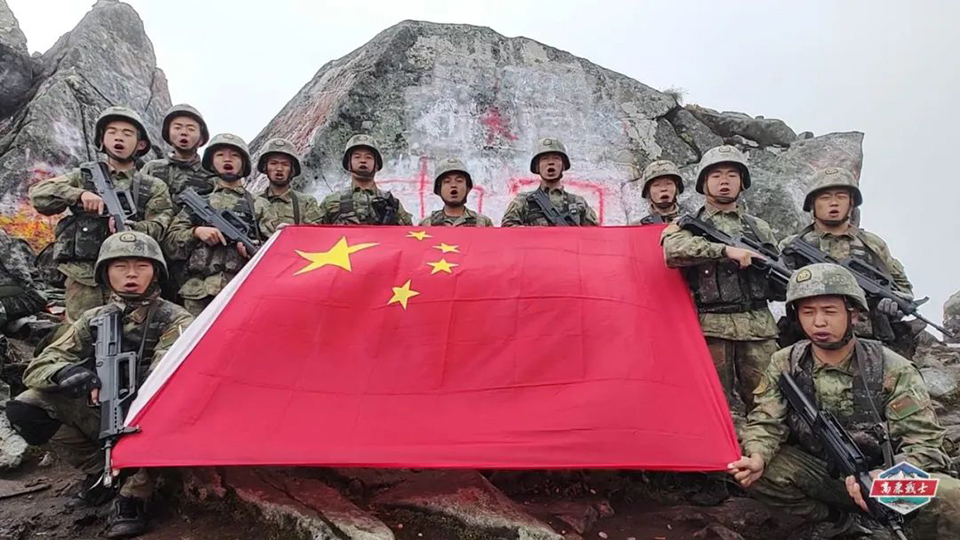 迎國(guó)慶，守平安！邊防官兵在巡邏戰(zhàn)位為祖國(guó)慶生