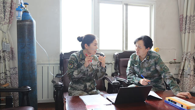 陸軍工程大學“星火”理論宣講服務政治教員群體成員黃貽蘇（左）、鮑永娟在海拔4000余米的高原邊防部隊宣講時吸氧備課