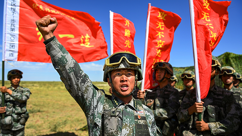 “跨越-2021朱日和A”演習(xí)戰(zhàn)斗發(fā)起前，楊德龍進(jìn)行戰(zhàn)斗動(dòng)員。
