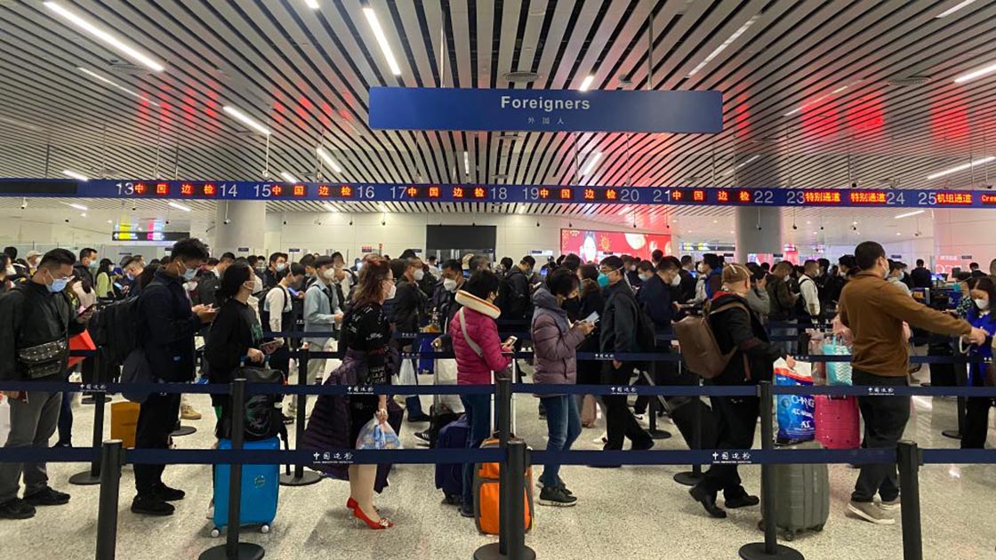 各地推進(jìn)新冠病毒感染“乙類(lèi)乙管”首日見(jiàn)聞