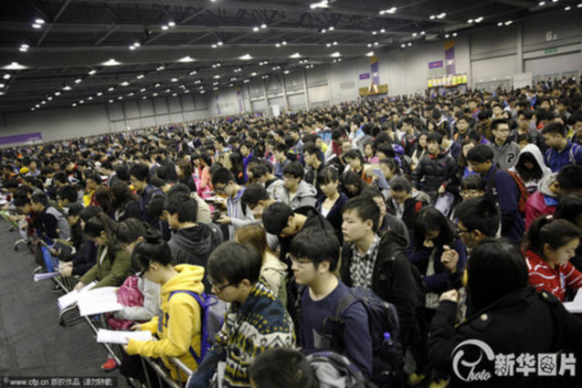2014年01月25日，香港，在亞洲國際博覽館考場，近萬名考生參加了有“美國高考”之稱的SAT考試。  