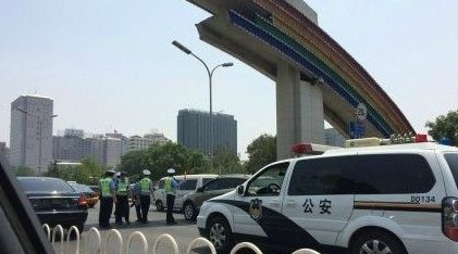 目前被撞傷的交警正在搶救中。