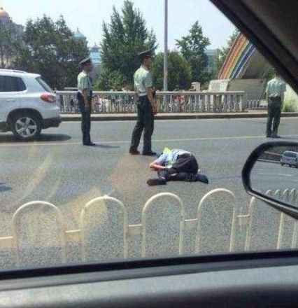 交警被撞出大概10米左右，趴在地上一動不動。