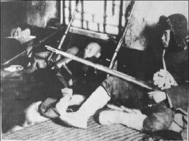     在艱苦的條件下，東北義勇軍戰(zhàn)士槍不離身，隨時準(zhǔn)備與日本侵略者戰(zhàn)斗。