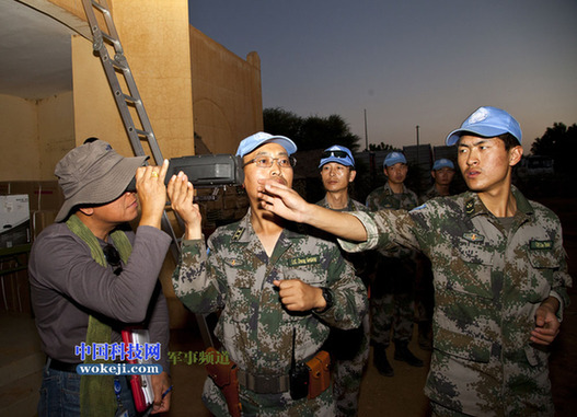 聯(lián)馬團(tuán)裝備核查官巴甫杜拉正在親自試驗(yàn)國(guó)產(chǎn)夜視儀性能。