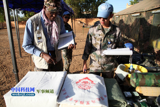 聯(lián)馬團(tuán)裝備核查組正在核查單兵生活裝具。