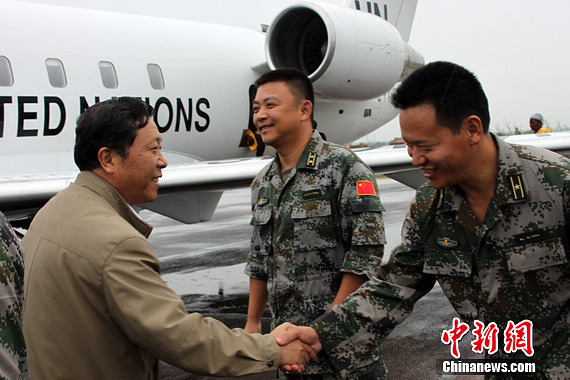 中國(guó)維和部隊(duì)官兵代表前去機(jī)場(chǎng)迎接