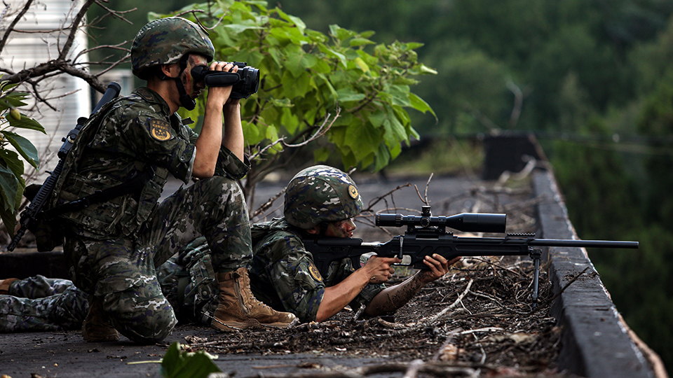 利刃出鞘！武警第一機(jī)動(dòng)總隊(duì)某支隊(duì)開(kāi)展叢林捕殲戰(zhàn)斗演練