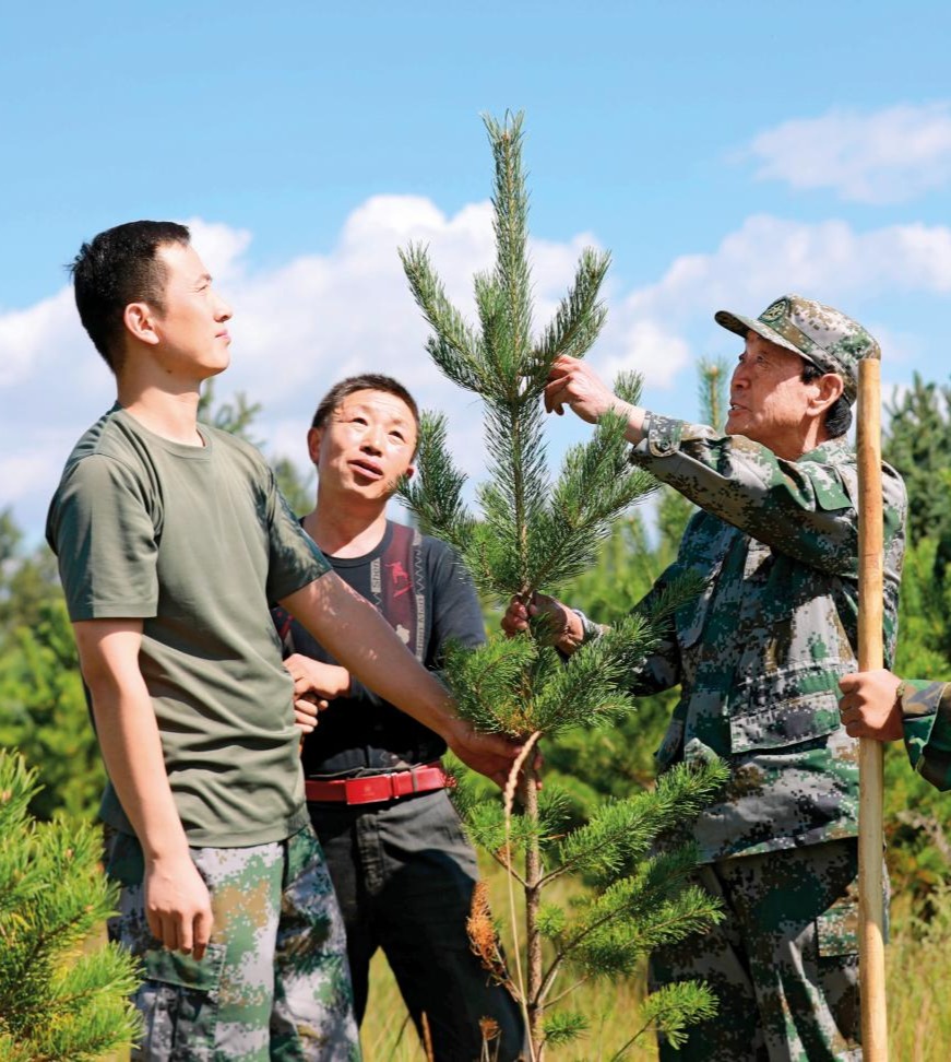 2021-08-26，張連印帶著貧困戶魏隨舍和教育基地工作人員種樹。（丁美寧 攝）