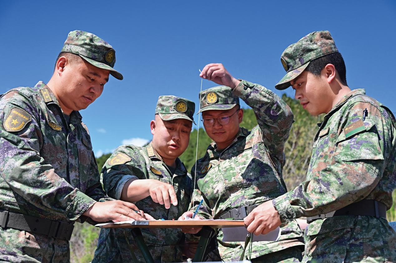 _軍分區(qū)組織全區(qū)軍官、文職人員開展野外識圖用圖訓(xùn)練 (1)