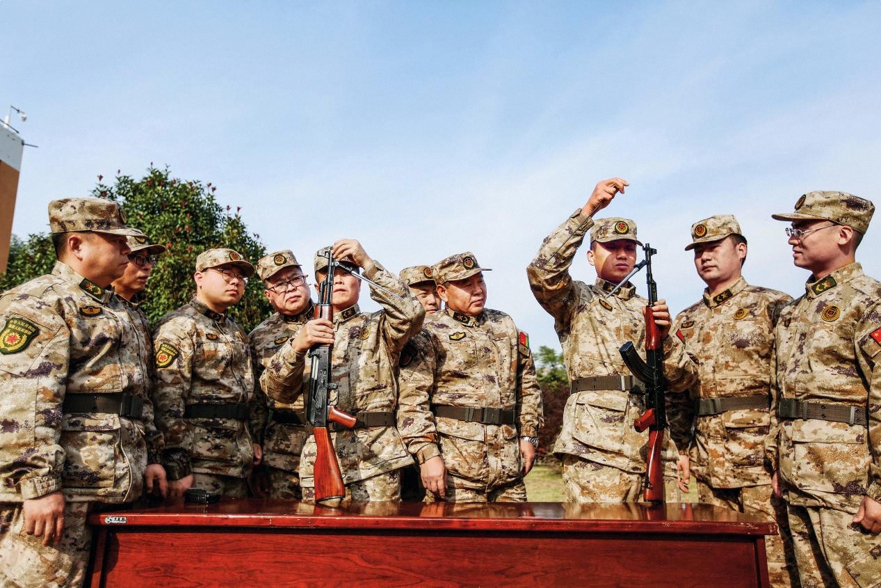 淮北軍分區(qū)組織專武干部和新任職政治教導員集訓。（攝影 郭林）
