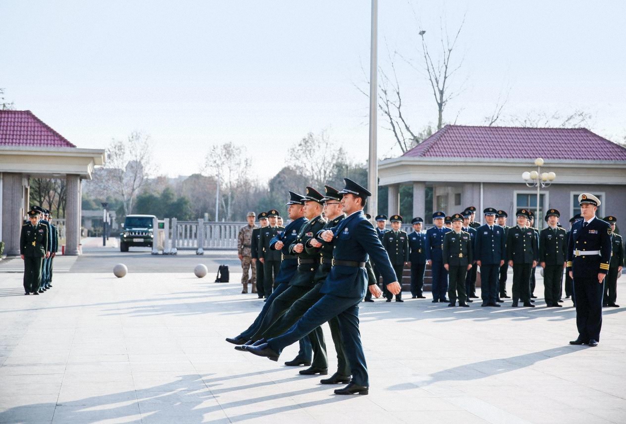 淮北軍分區(qū)組織所屬官兵、文職人員進行隊列會操。（攝影 郭林）