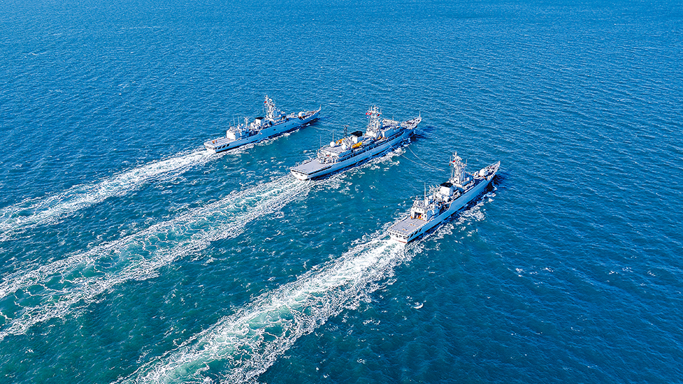 錘煉作戰(zhàn)利劍！海軍某訓(xùn)練艦支隊(duì)艦艇編隊(duì)開展訓(xùn)練