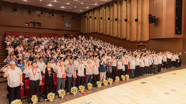 半個(gè)世紀(jì)的榮光在胸前閃耀——吉林省“光榮在黨50年”紀(jì)念章頒發(fā)活動(dòng)掃描