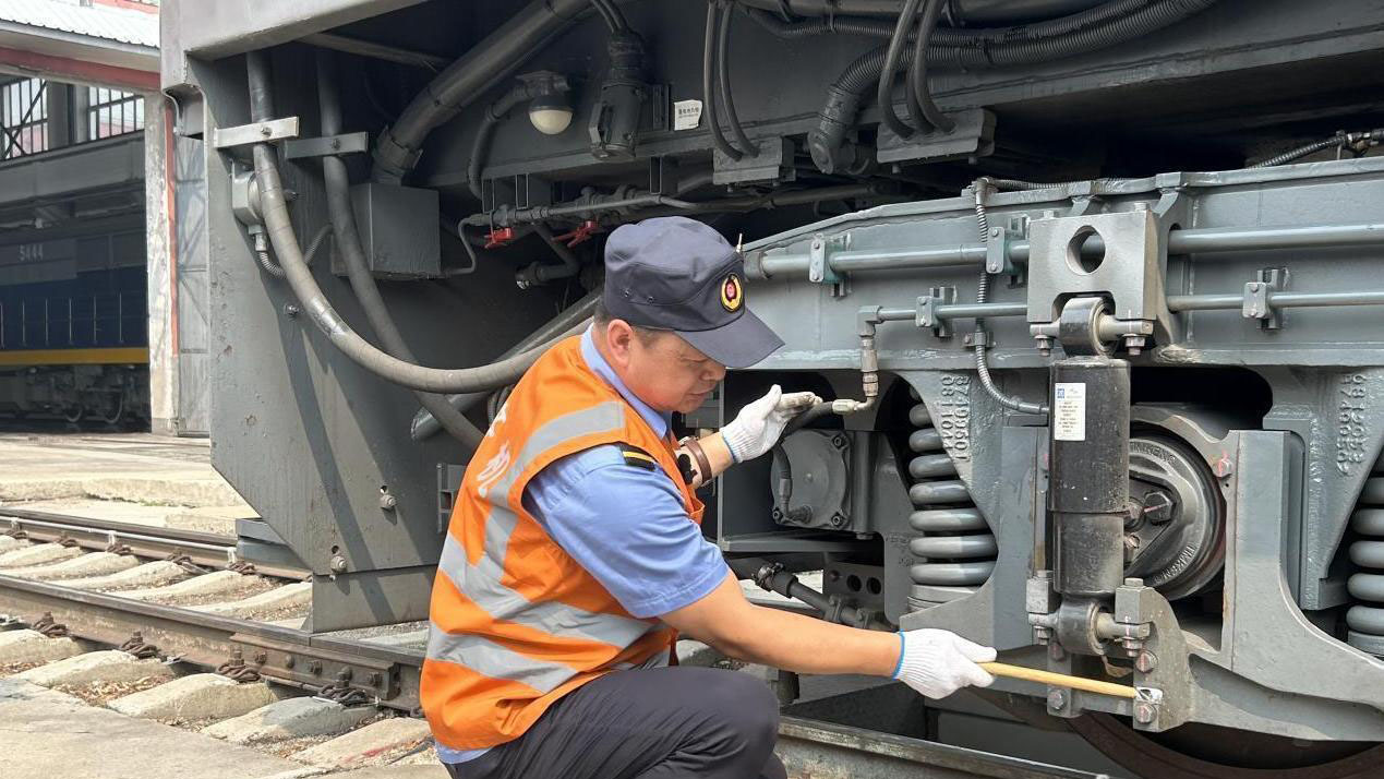 出境火車(chē)司機(jī)張曉軍：牽引中歐班列奔赴山海 見(jiàn)證國(guó)際運(yùn)輸發(fā)展繁榮